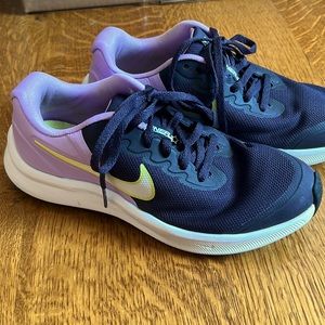 Nike Sneakers in perfect condition, looks like new! Size 4 Big Kid